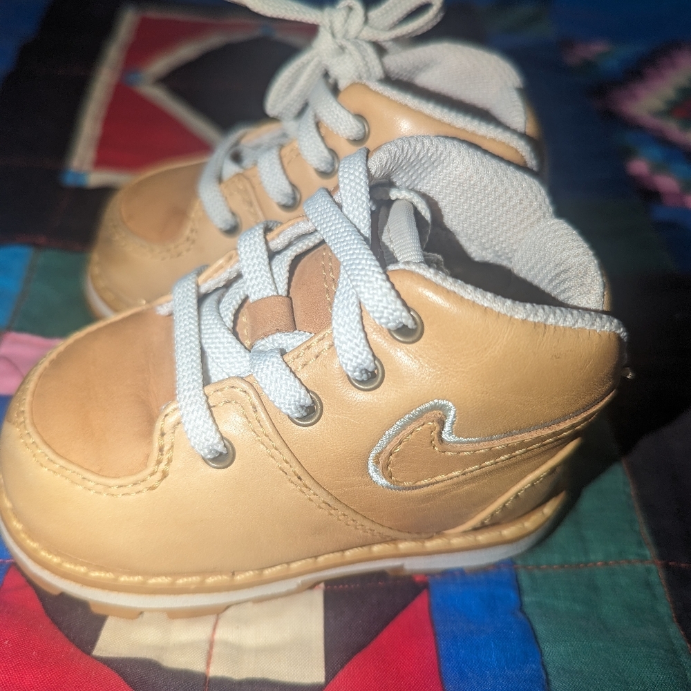 Nike toddler boot